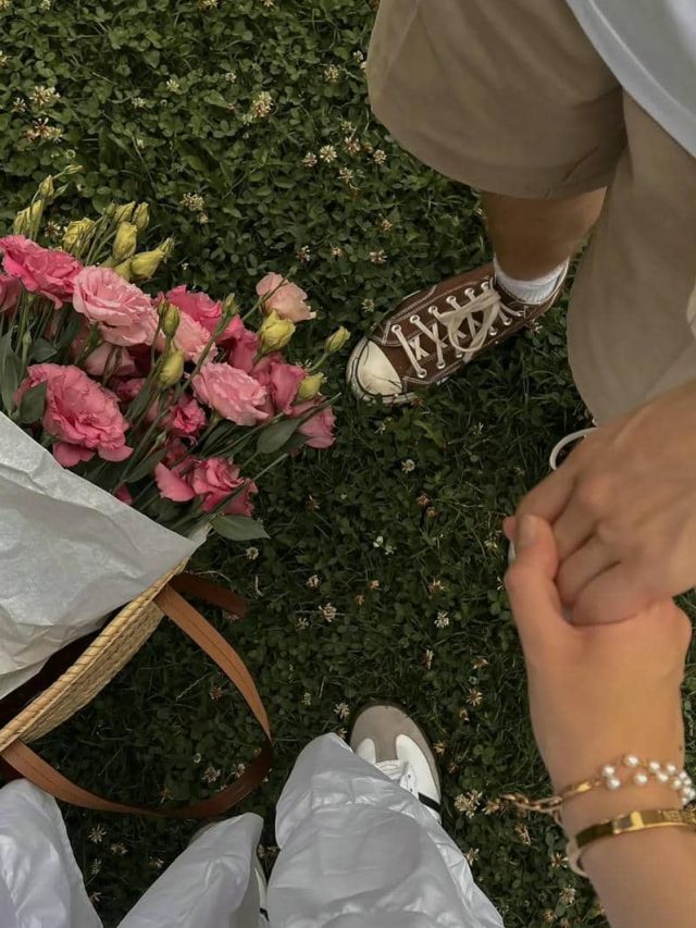 รูปผู้หญิงกับผู้ชายจับมือกัน