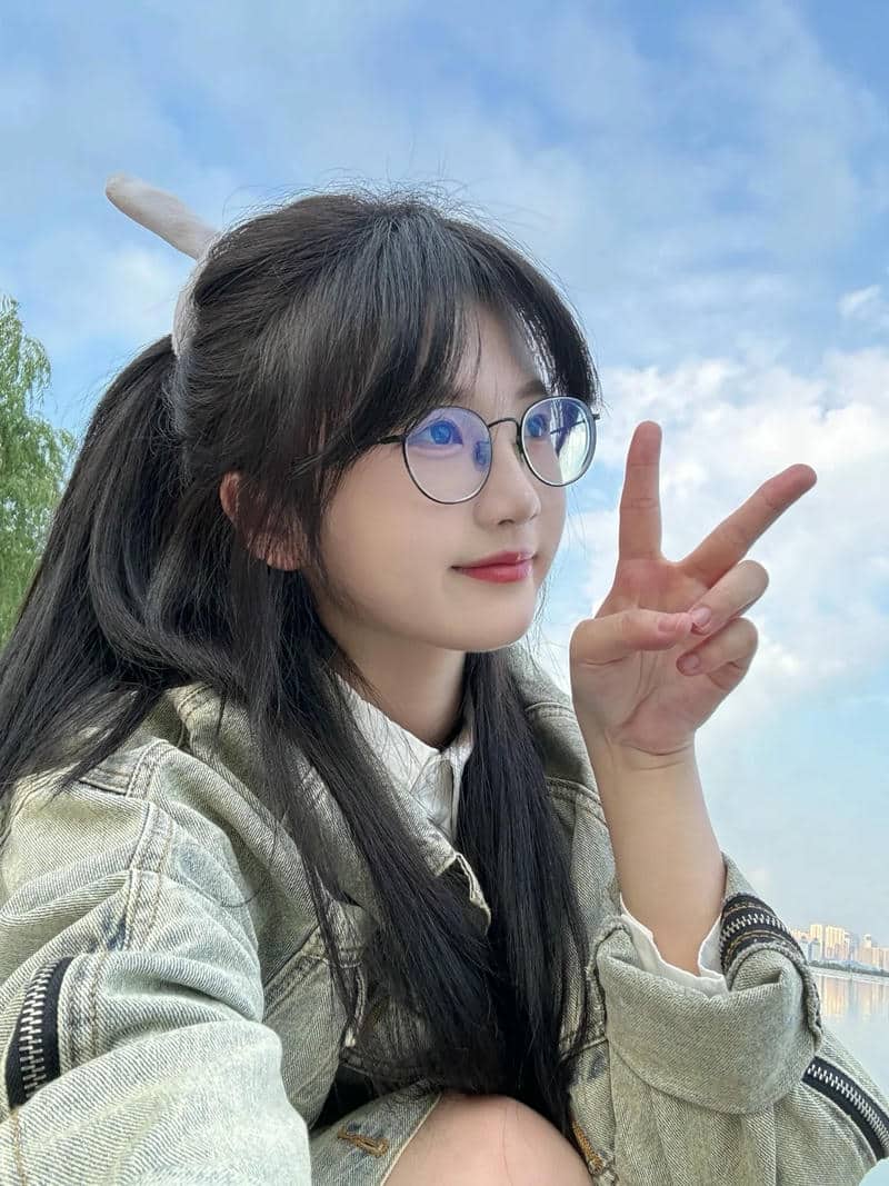 การ์ตูนผู้หญิงใส่แว่น