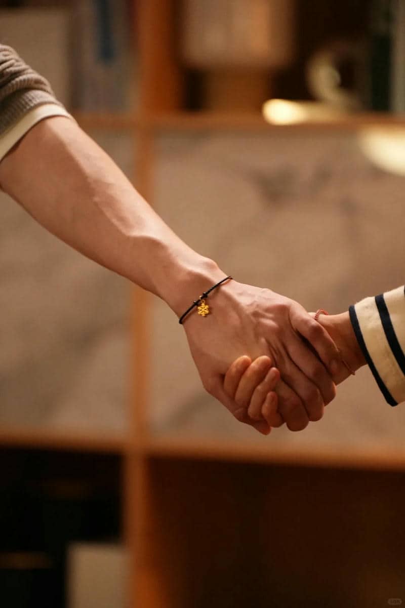 คนจับมือกัน