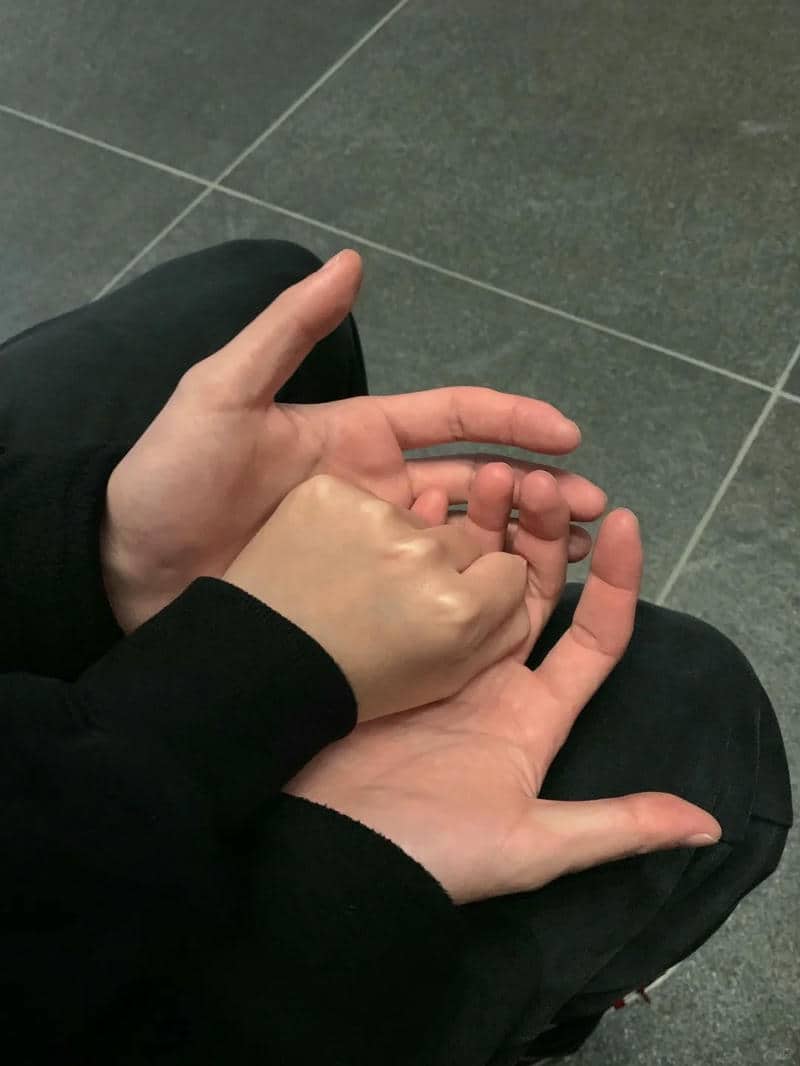 จับมือแฟนเดิน