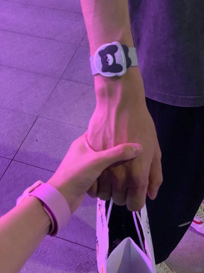 ถ่ายรูปจับมือแฟน