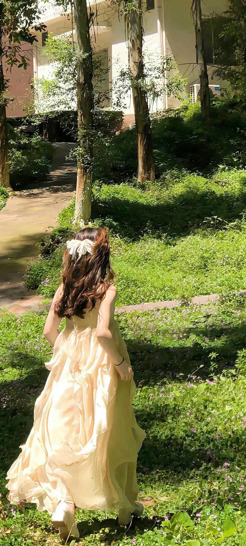ผู้หญิงหันหลังถ่ายรูป-3