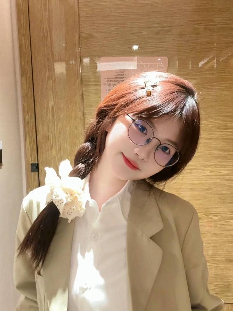รูปการ์ตูนผู้หญิงใส่แว่นน่ารักๆ-2