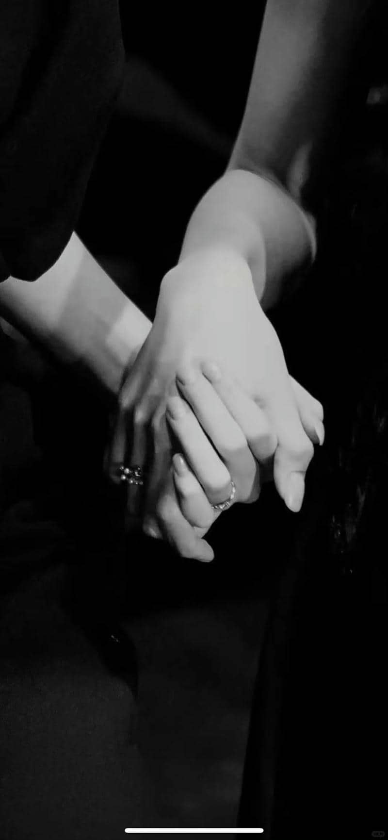 รูปคนจับมือกัน