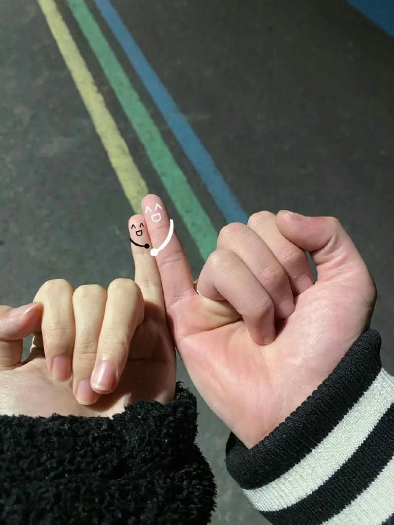 รูปคนจับมือกันแฟน