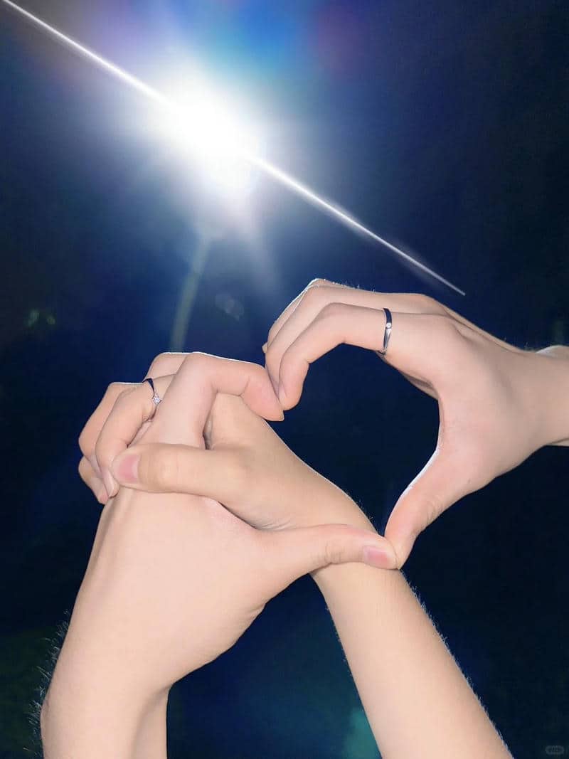 รูปจับมือคู่