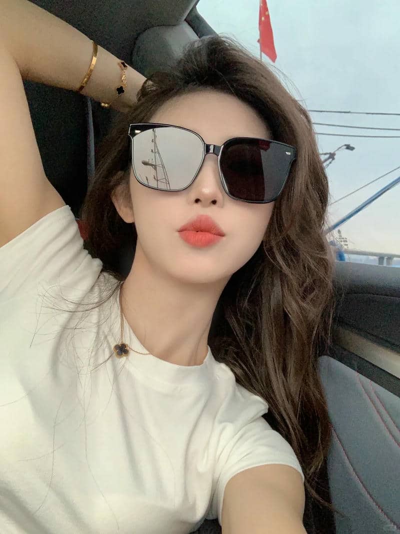 รูปอนิเมะใส่แว่นดำ
