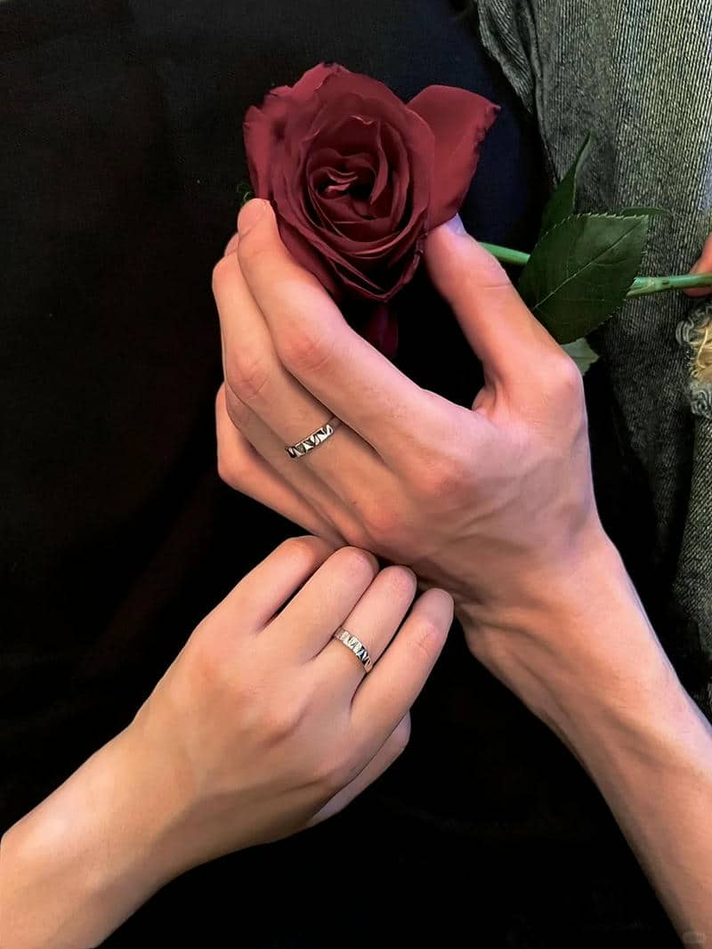 รูปเดินจับมือกัน