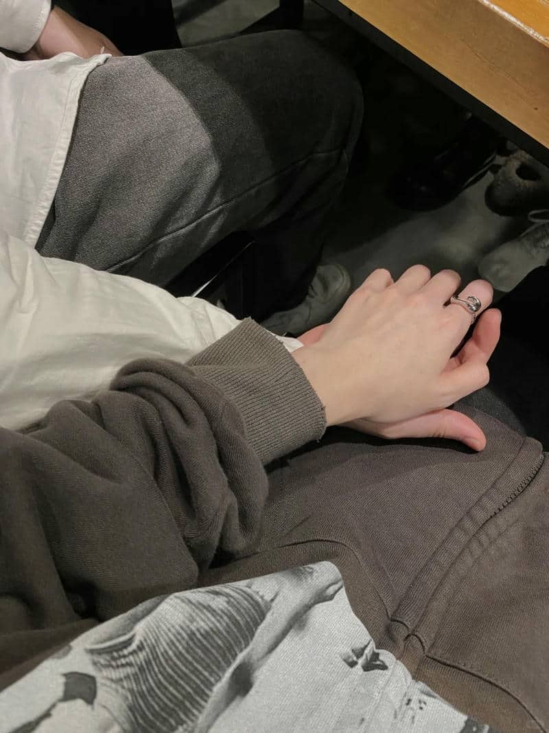 รูปแฟนจับมือกัน