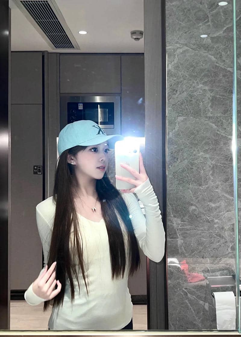 ถ่ายรูปหน้ากระจก ผู้หญิง