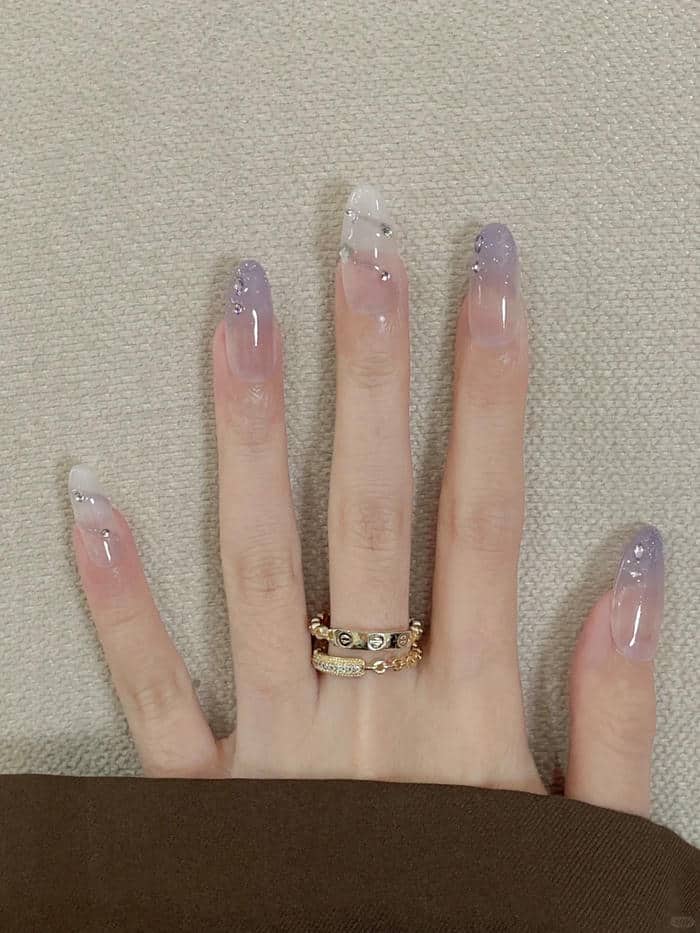 ทาเล็บสีม่วง