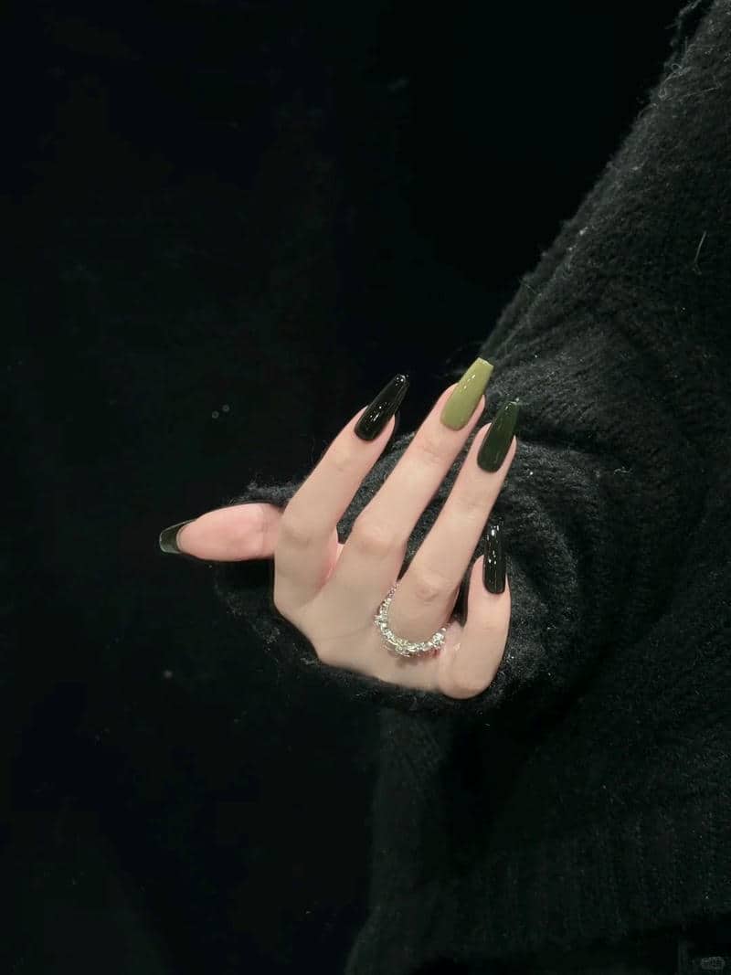 ทาเล็บสีเงิน-2