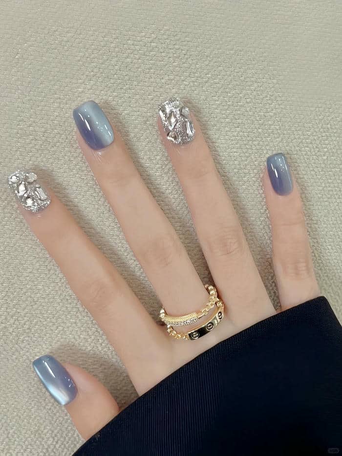 ทำเล็บสีน้ำเงิน