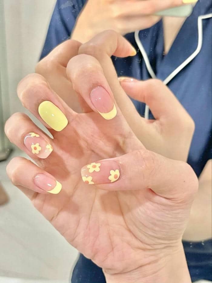 ทำเล็บสีเหลือง
