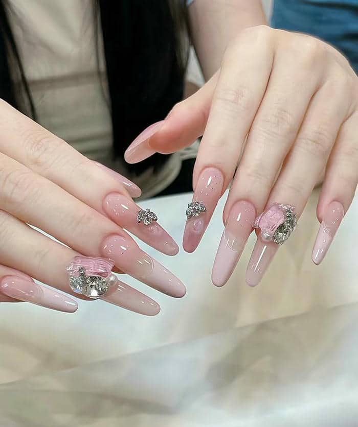 ทำเล็บสีแดง