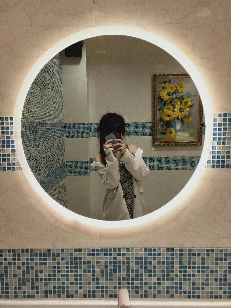 ท่าถ่ายรูปหน้ากระจก