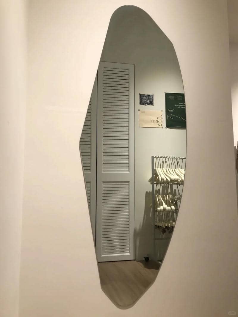 ท่าโพสถ่ายรูปหน้ากระจก