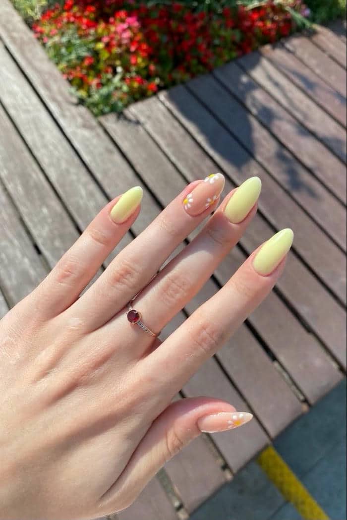 ผิวขาวเหลือง ทาเล็บสีอะไรดี