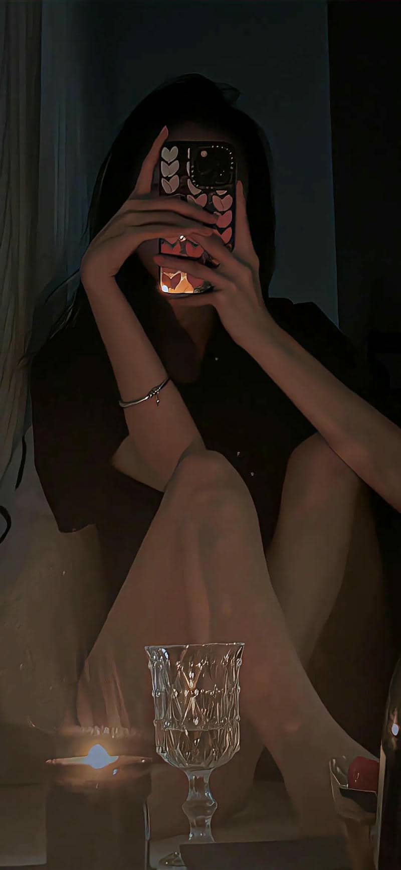 ผู้หญิงถ่ายรูปหน้ากระจก