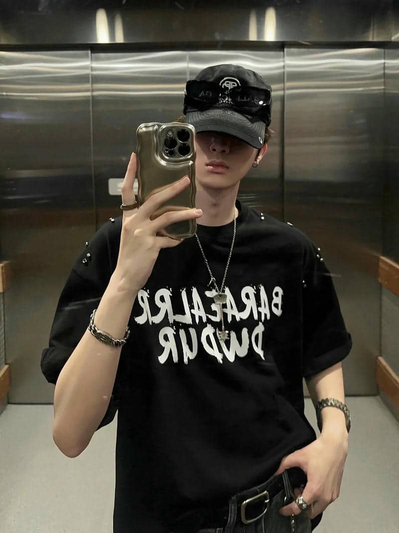 รูปผู้หญิงถ่ายรูปในกระจก