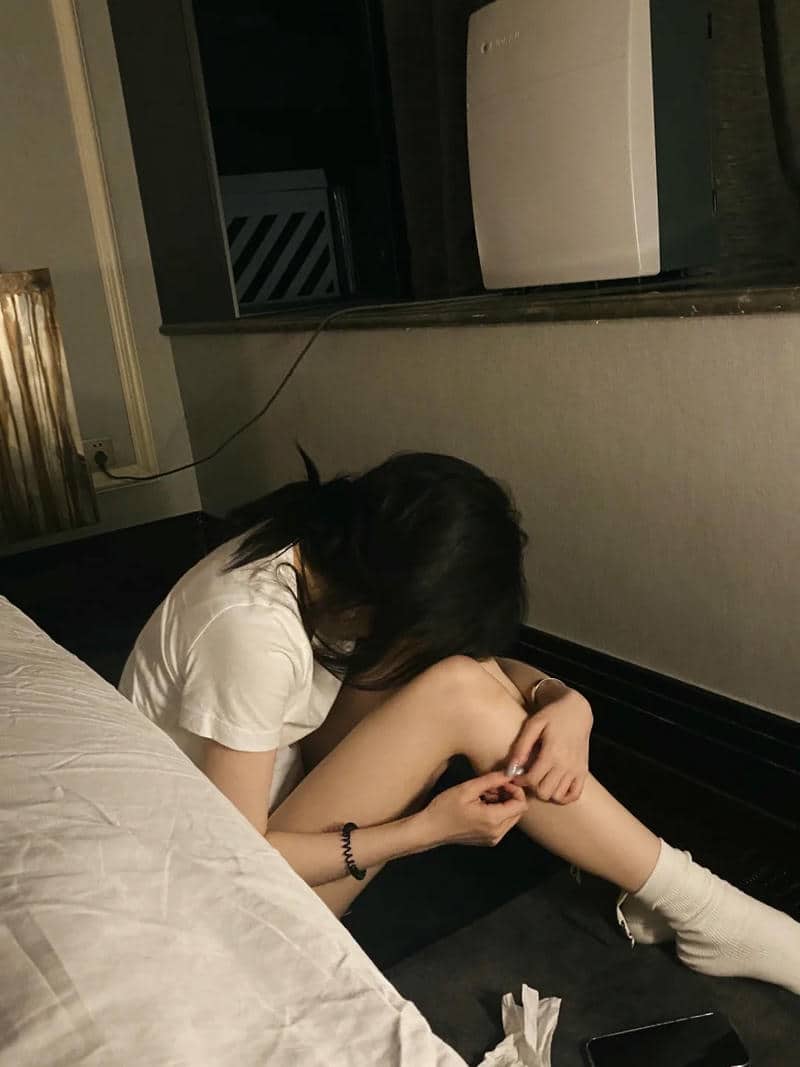รูปผู้หญิงร้องไห้เสียใจ