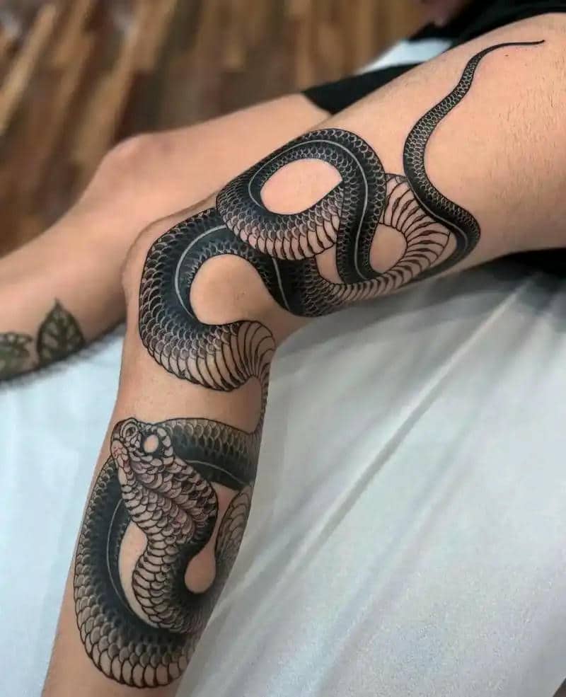 ลายสักงูกับดอกไม้