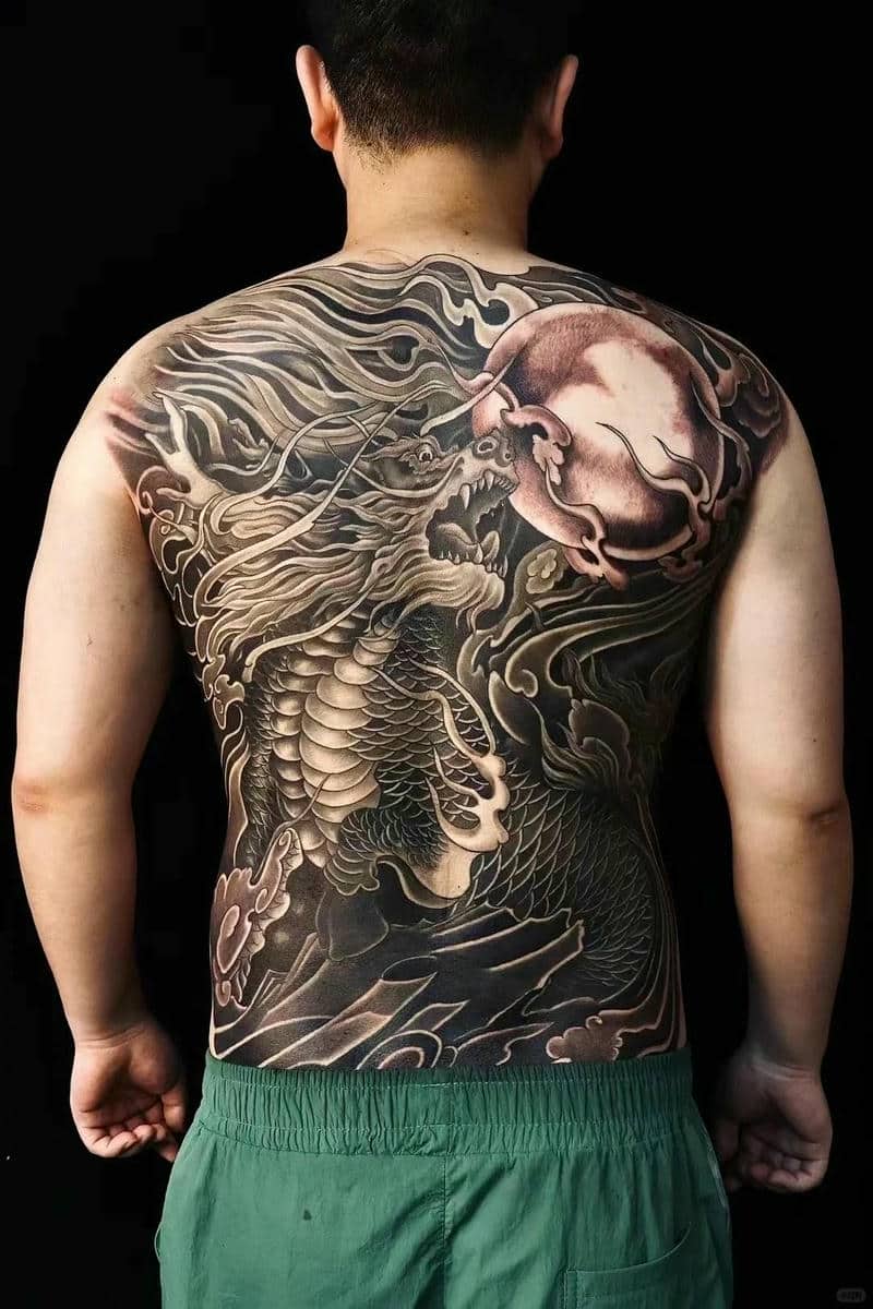 ลายสักที่หลัง