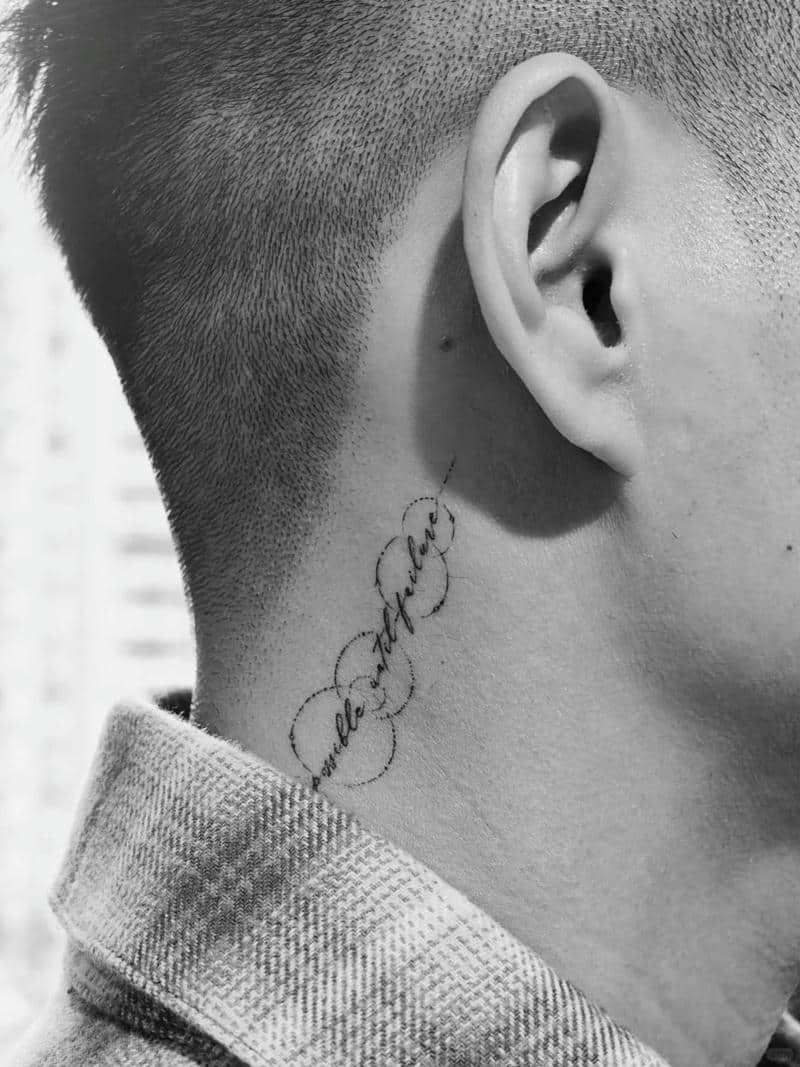 ลายสักหลังใบหู-1