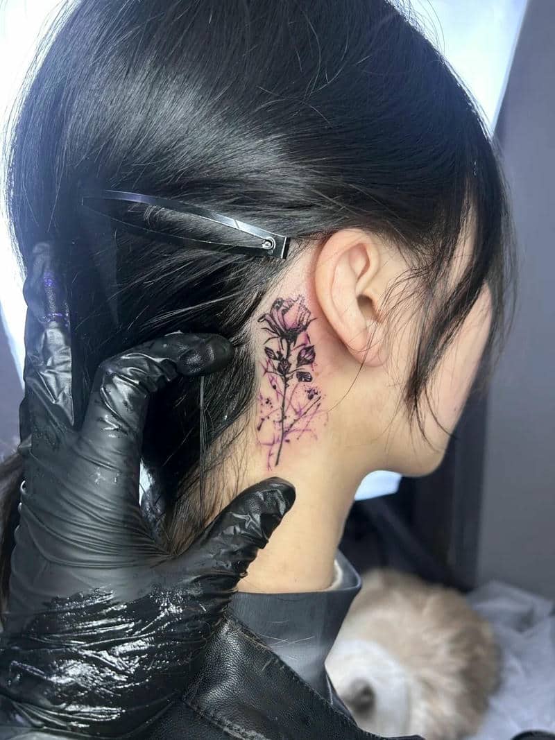 ลายสักหลังใบหู ผู้หญิง-2