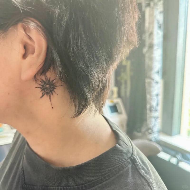 ลายสักหลังใบหู ผู้หญิง