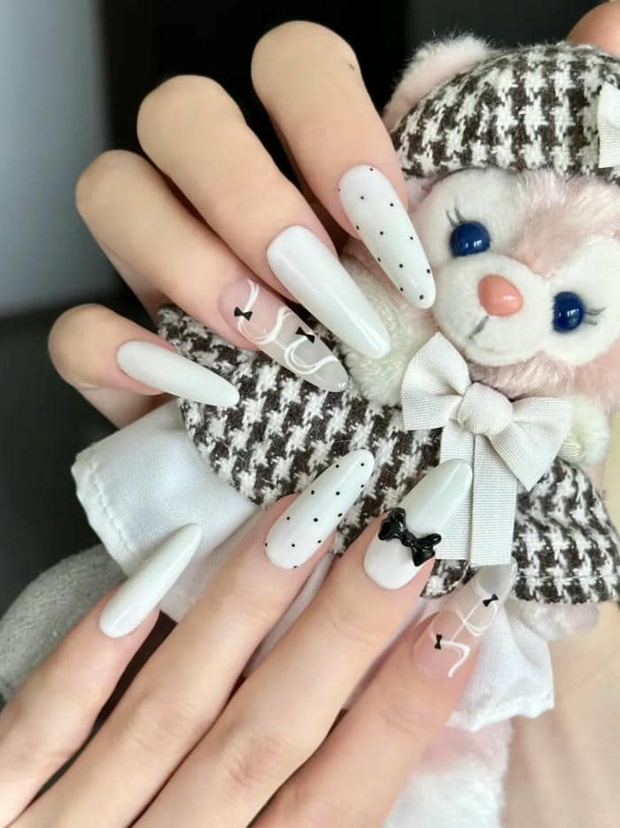สีเล็บมือขาว