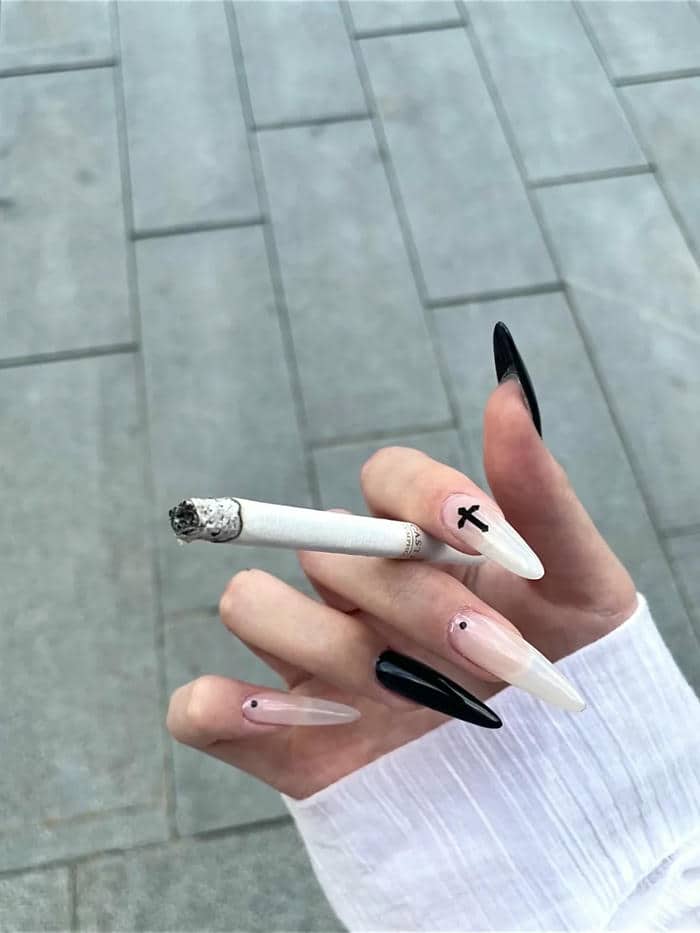 เพ้นเล็บสีดำ