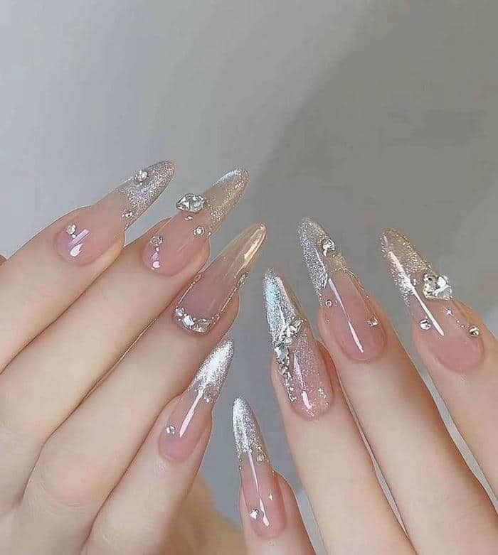 เพ้นเล็บสีแดง