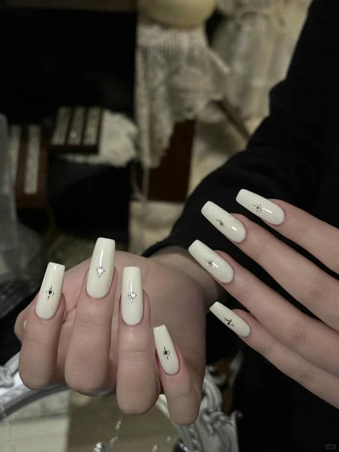 เรียบ หรู ทา เล็บ สี ขาว