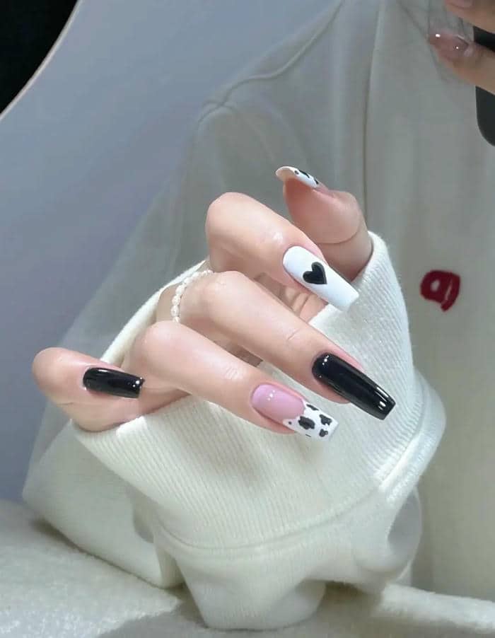 เล็บสีขาวดำ