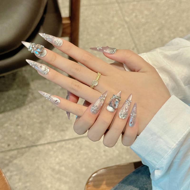 เล็บสีผู้ดี