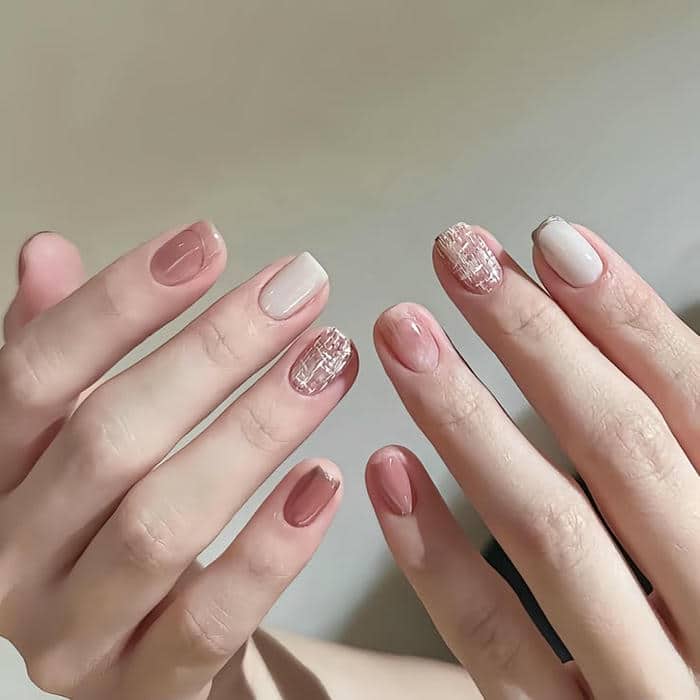 เล็บสีสุภาพ มือขาว