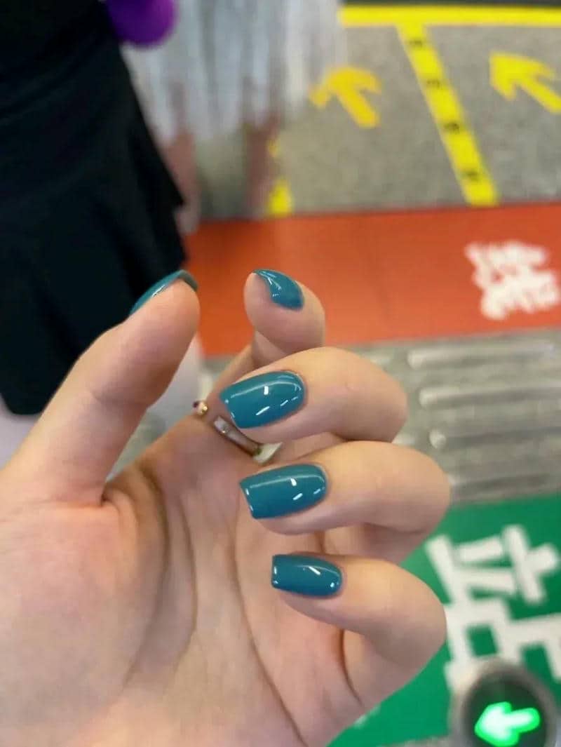 เล็บสีเขียวเหนี่ยวทรัพย์