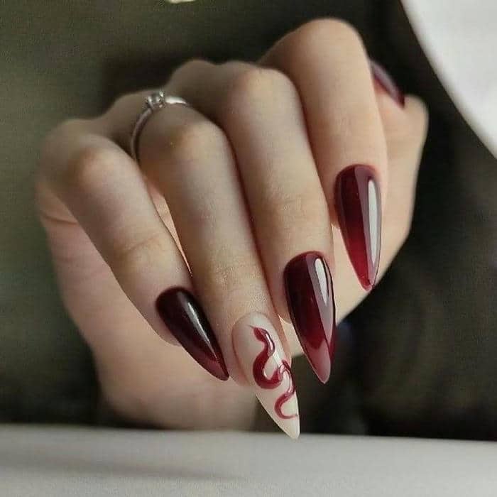 เล็บสีเเดง