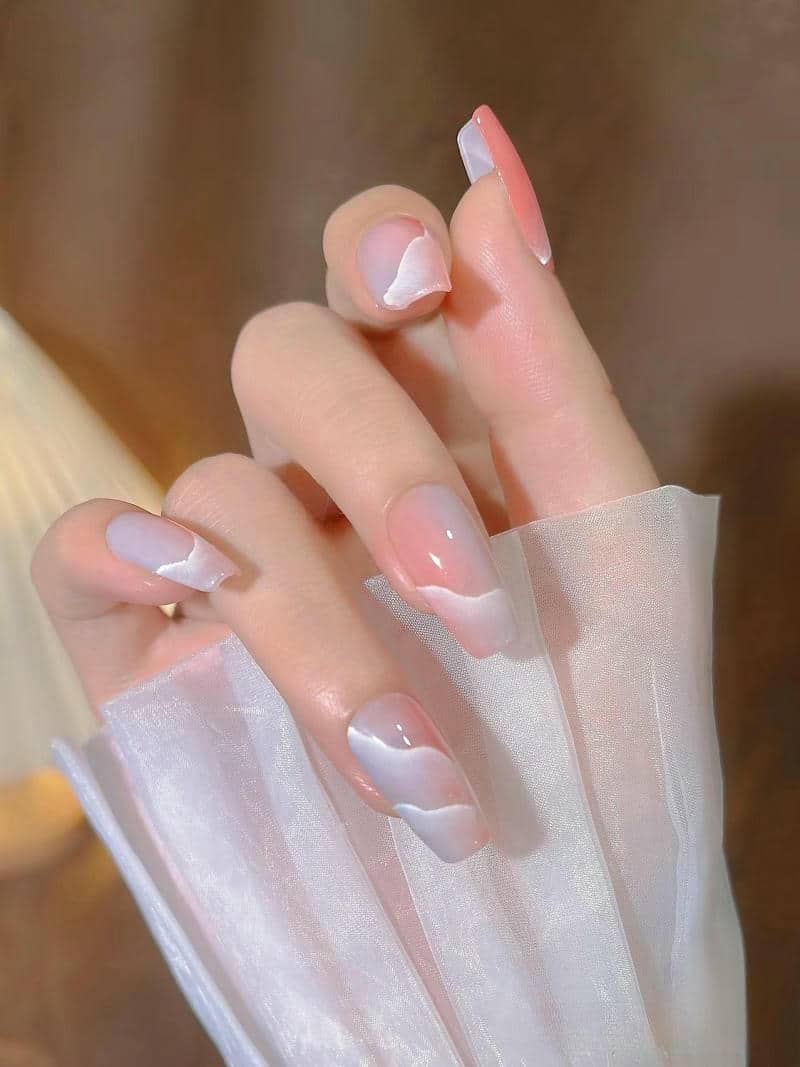 เล็บเจลสีชมพูใส