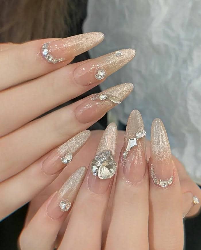 เล็บเจลสีแดงสวยๆ