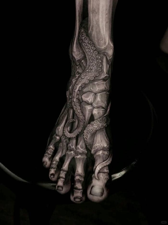 รอยสักโครงกระดูกที่มือ