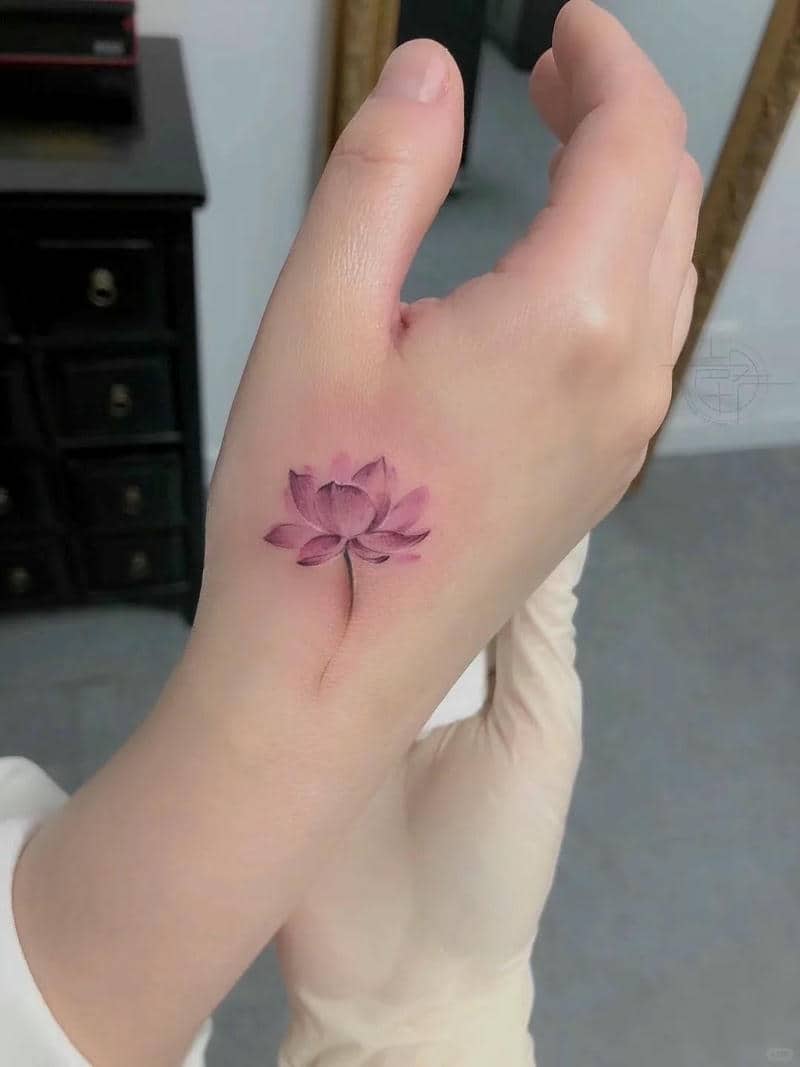 ลายสักดอกบัว ผู้หญิง