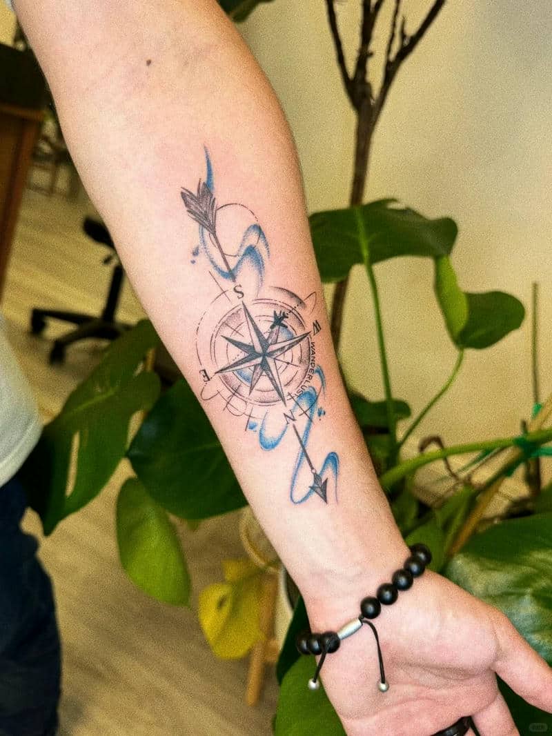 ลายสักลูกศรเข็มทิศ