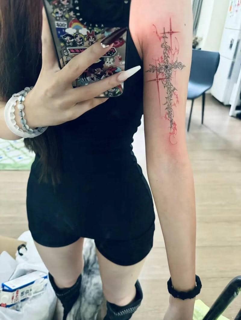 ลายสักไม้กางเขนเท่ๆ