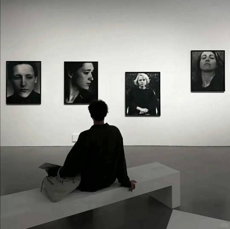 อวาตาร์ชายถ่ายจากด้านหลัง (1)