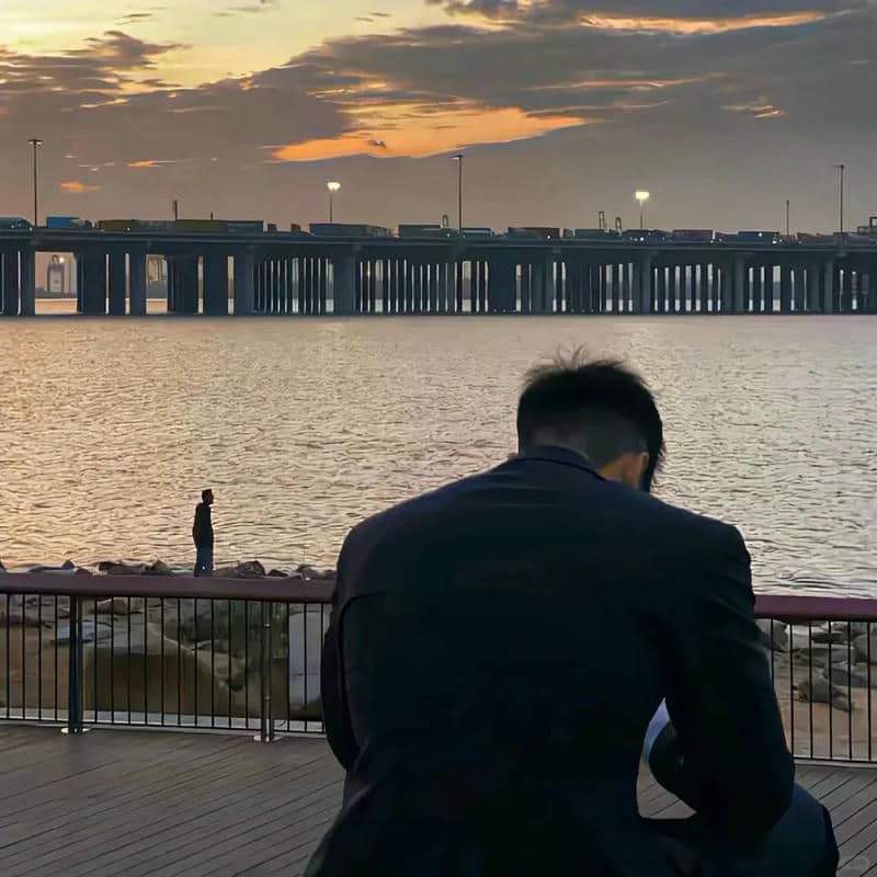 อวาตาร์ชายถ่ายจากด้านหลัง (18)