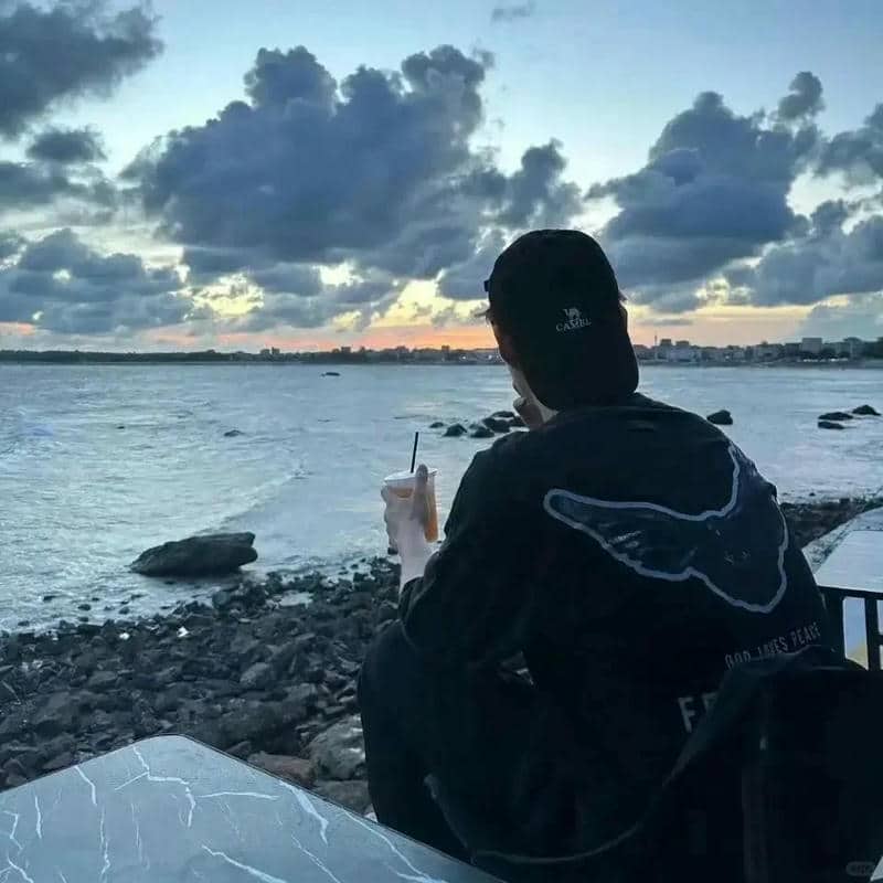 อวาตาร์ชายถ่ายจากด้านหลัง (23)